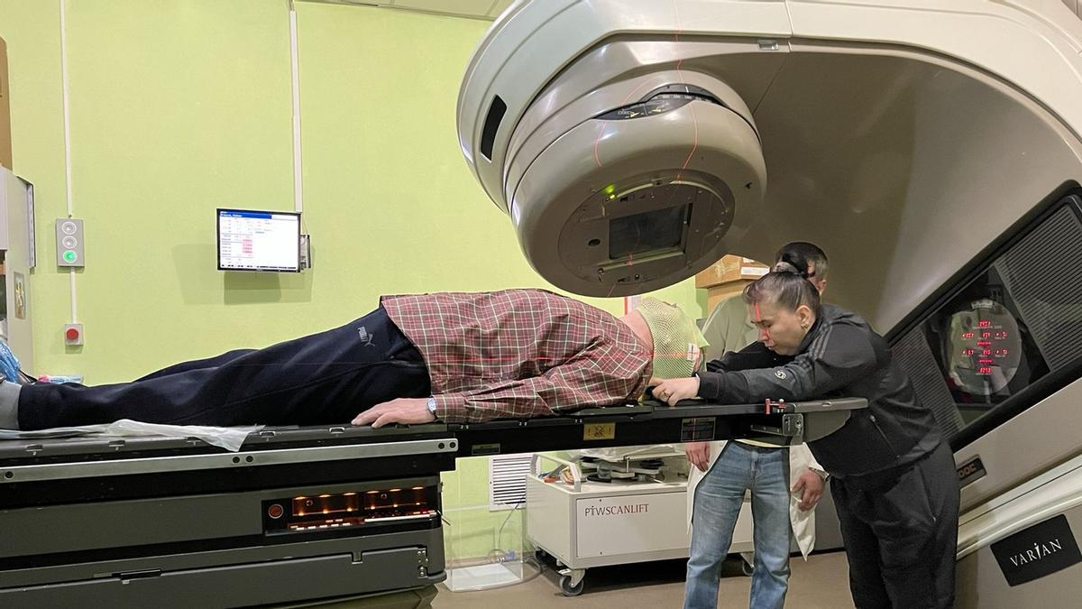 Nou metges i un aparell per tractar el càncer: la desesperant lluita dels oncòlegs de Khàrkiv
