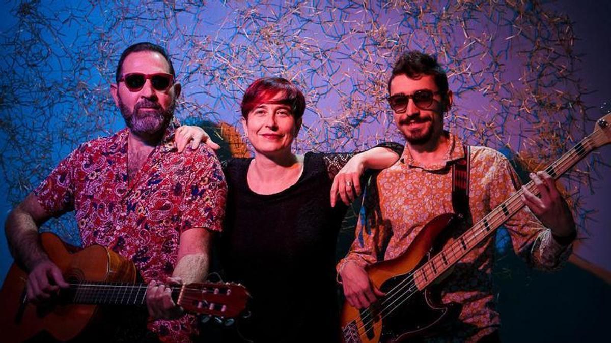 Begonya Pozo, en el centre, junt amb el grup 'Abierto Poético'.