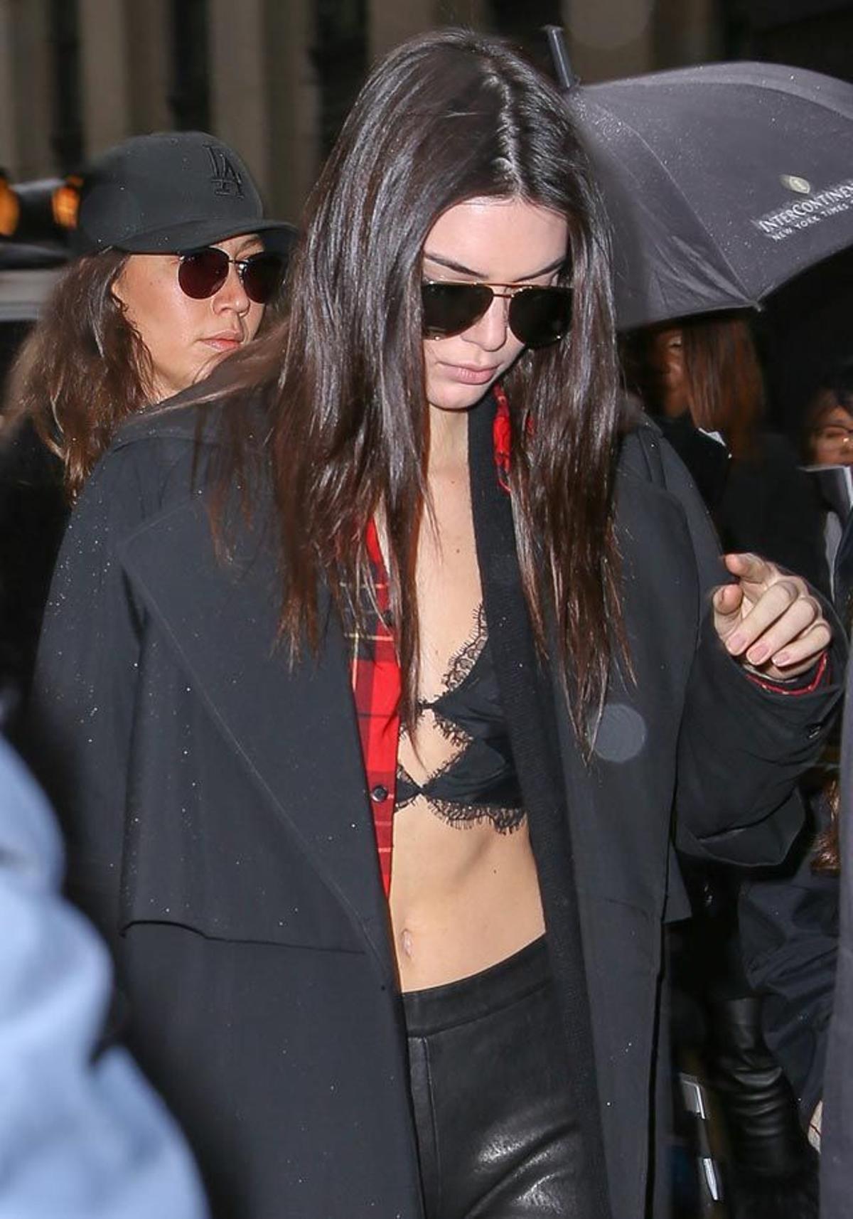 Kendall Jenner llega al desfile de Vera Wang en la Semana de la Moda de Nueva York.