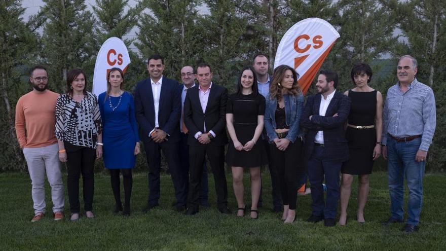 Los candidatos principales de la lista de Ciudadanos posan en los Jardines del Rey.