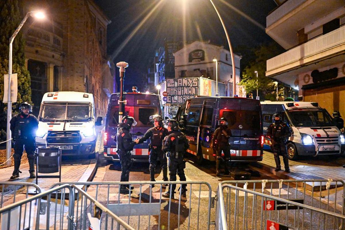 Efectivos policiales desplegados ante las casas ocupadas en la Bonanova