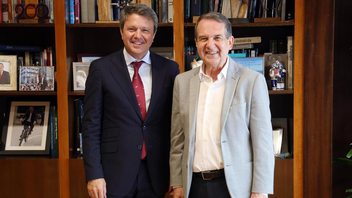Reunión el pasado mes de julio entre José Antonio Santano Clavero (i), secretario de Estado de Transportes y Movilidad Sostenible y el alcalde de Vigo, Abel Caballero, en la que se trató la conexión de Alta Velocidad entre Vigo y Ourense por Cerdedo.