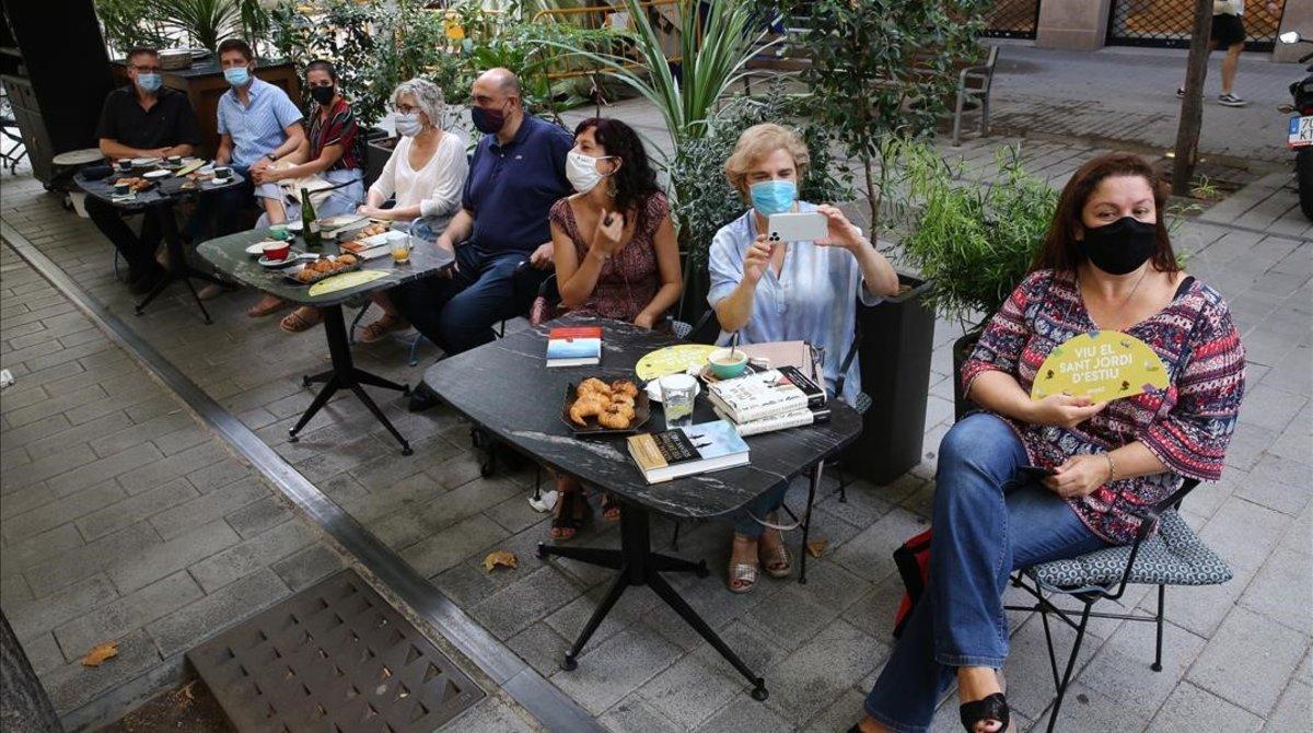 Encuentro de escritores por Sant Jordi. De izquierda a derecha, Enric Calpena, Toni Cruanyes, Gemma Ruiz, Núria Pradas, Xavier Bosch, Laia Aguilar, Pilar Rahola y Care Santos.