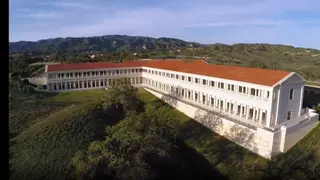 El "bunker" californiano inspirado en la Grecia clásica donde se protege un "tesoro" sobre la Guerra Civil en Asturias