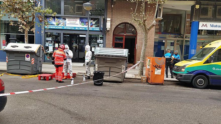 Los bomberos, con EPIs para ayudar a una mujer caída en su casa