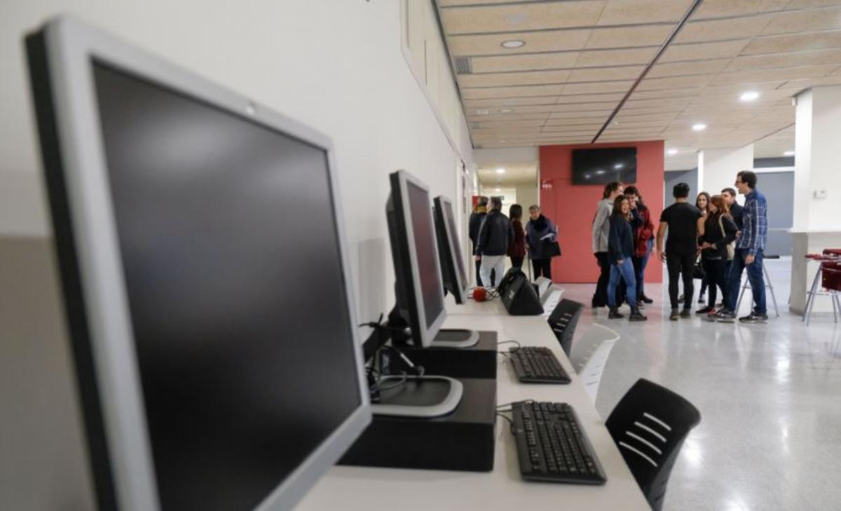 L’Hospitalet ofereix una nova edició de la Mostra d’Estudis i Professions per als joves de la ciutat L’Hospitalet ofereix una nova edició de la Mostra d’Estudis i Professions per als joves de la ciutat