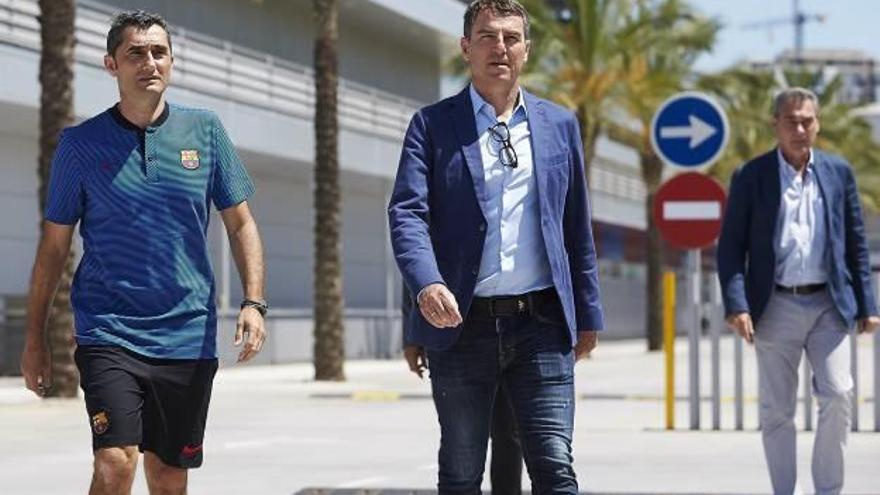 Ernesto Valverde i Robert Fernández, ahir abans de la roda de premsa a la Ciutat Esportiva Joan Gamper.