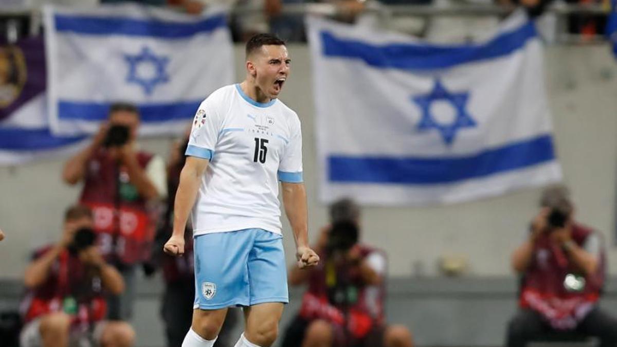 Oscar Gloukh, jugador de la selección de Israel, durante un partido contra Rumanía.