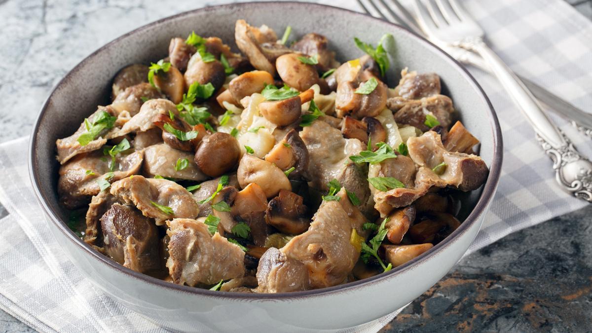 Las mollejas de pollo guisadas forman parte de esa cocina portuguesa casera que conecta con la memoria familiar y los sabores de siempre.