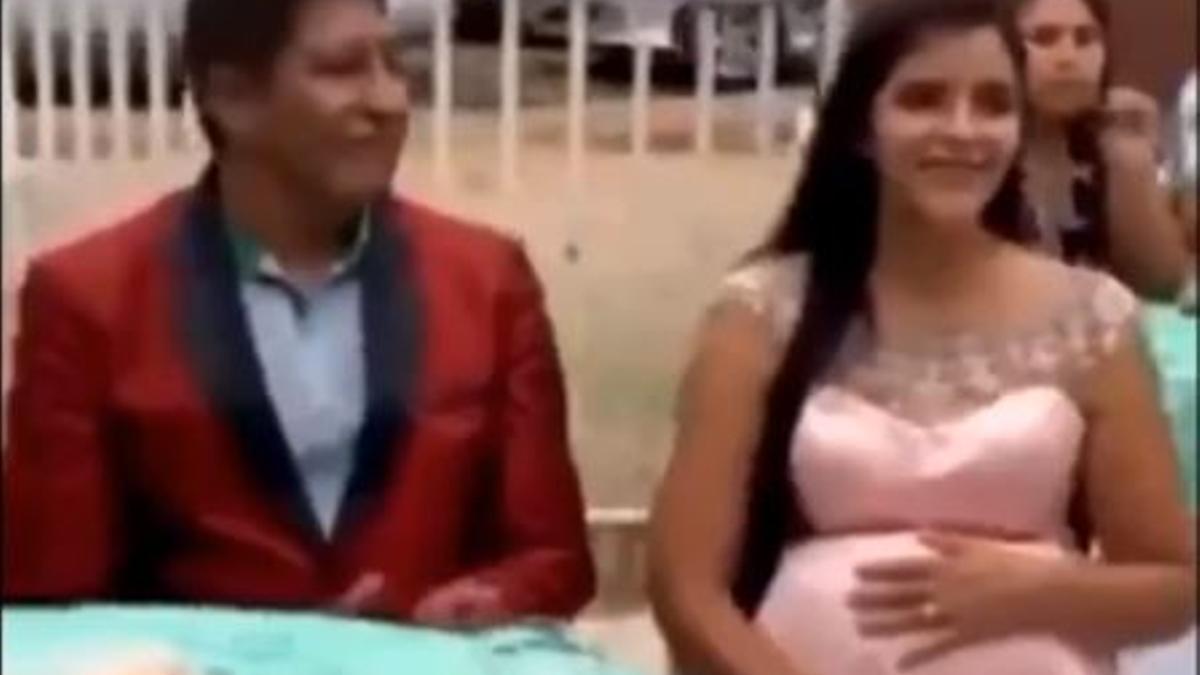 La mujer embarazada, junto a su padre justo antes de desvelarse su secreto.