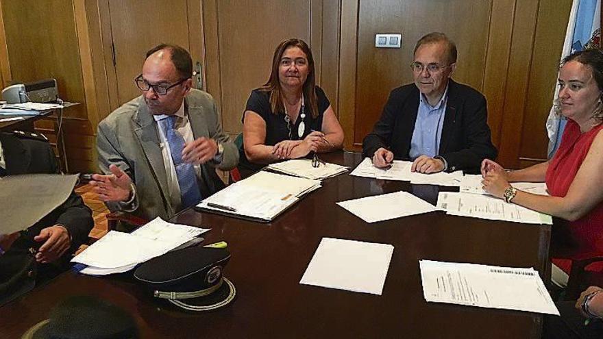 Vanesa Fernández (derecha), junto al alcalde Represas y la subdelegada del Gobierno en Pontevedra, Ana Ortiz. // D.P.