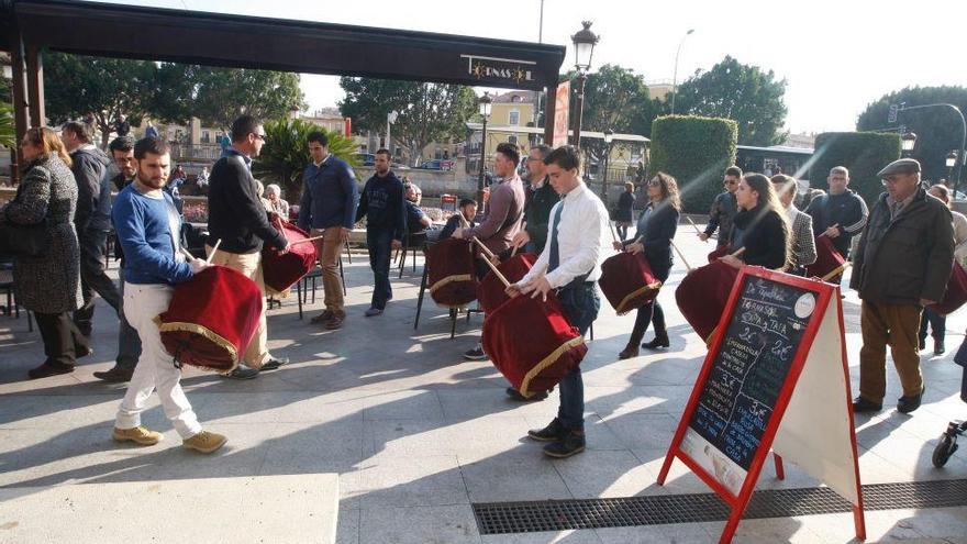 Los cofrades se manifiestan por la Semana Santa tradicional