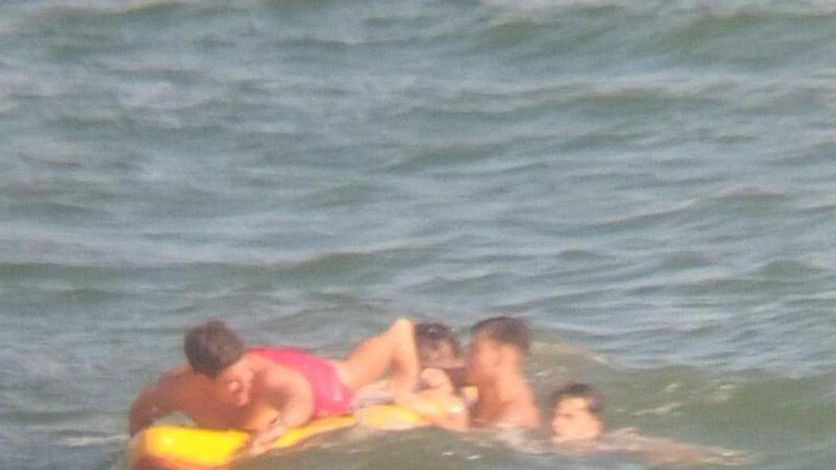 Momento del rescate de los menores.