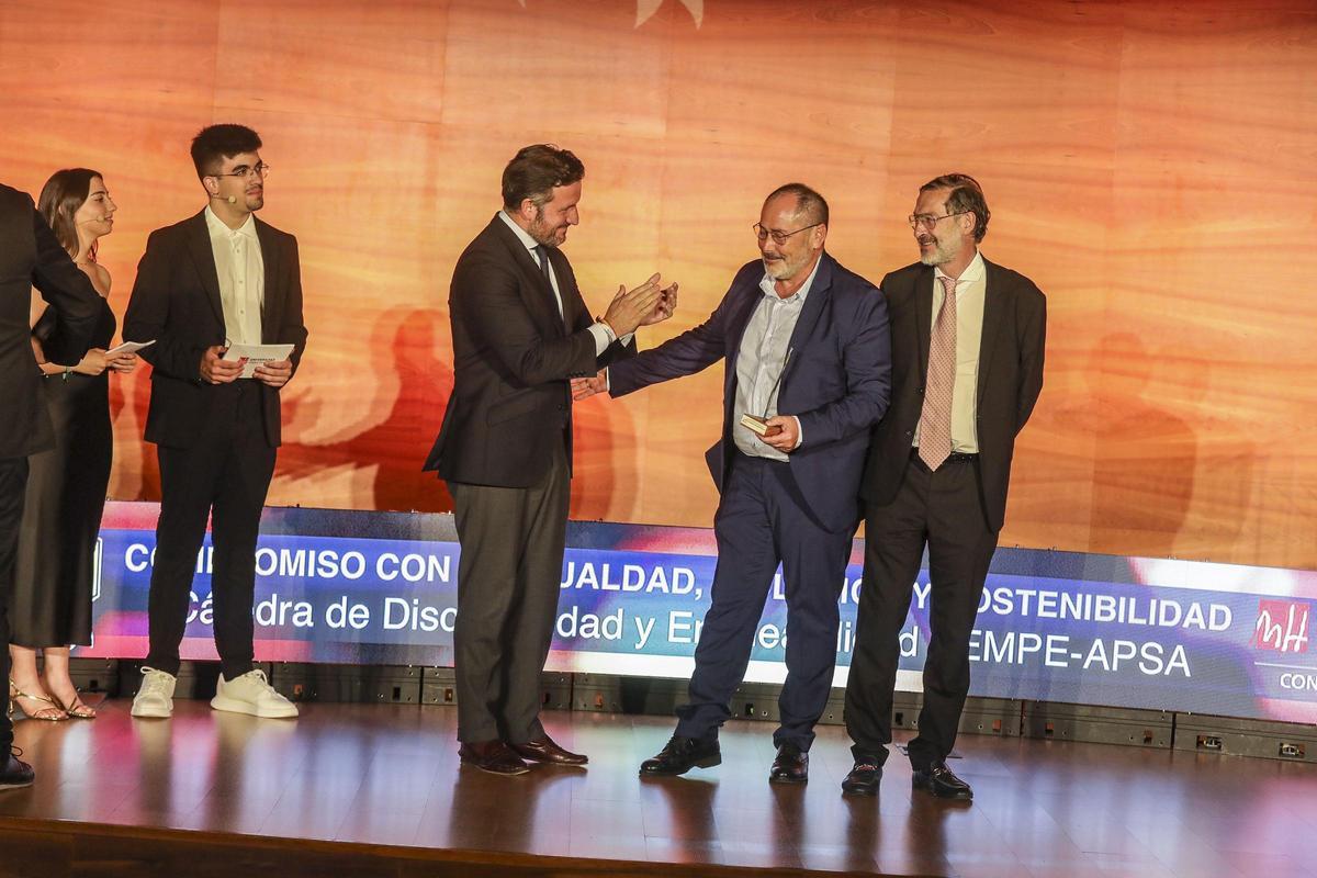 El alcalde de Elche, Pablo Ruz, con los premiados de de la Cátedra de Discapacidad y empleabilidad TEMPE-APSA.