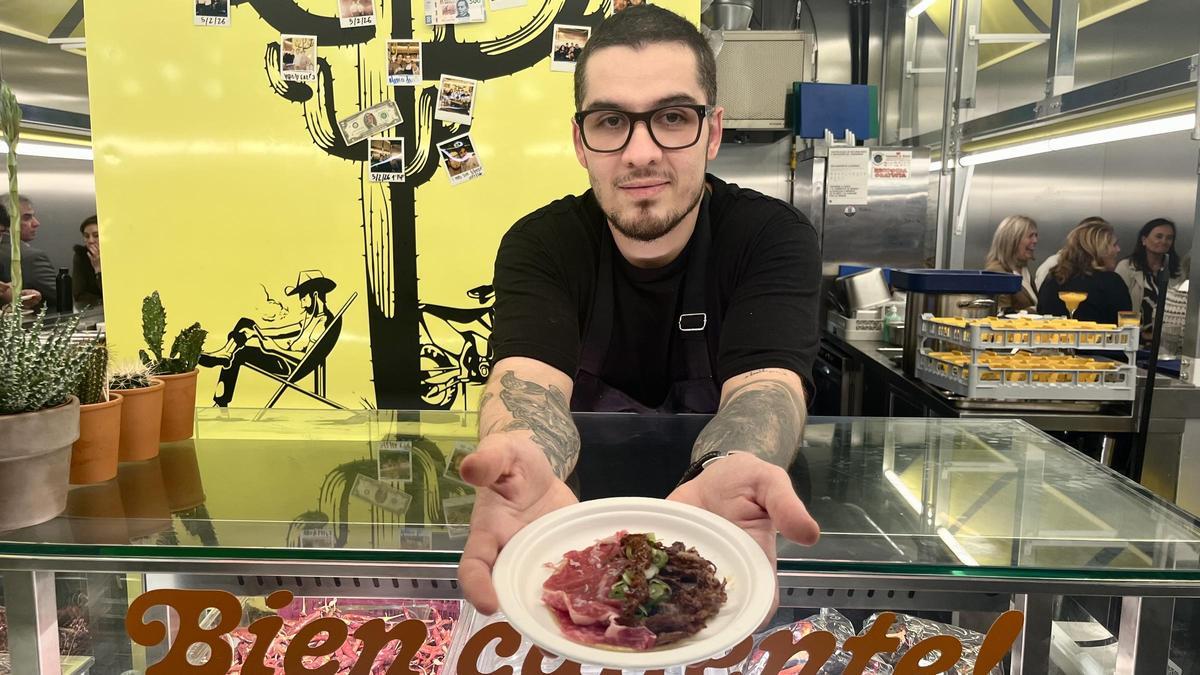 El chef Balo López, al frente de Chiribita tacos, muestra su taco de chuleta y carpacho.