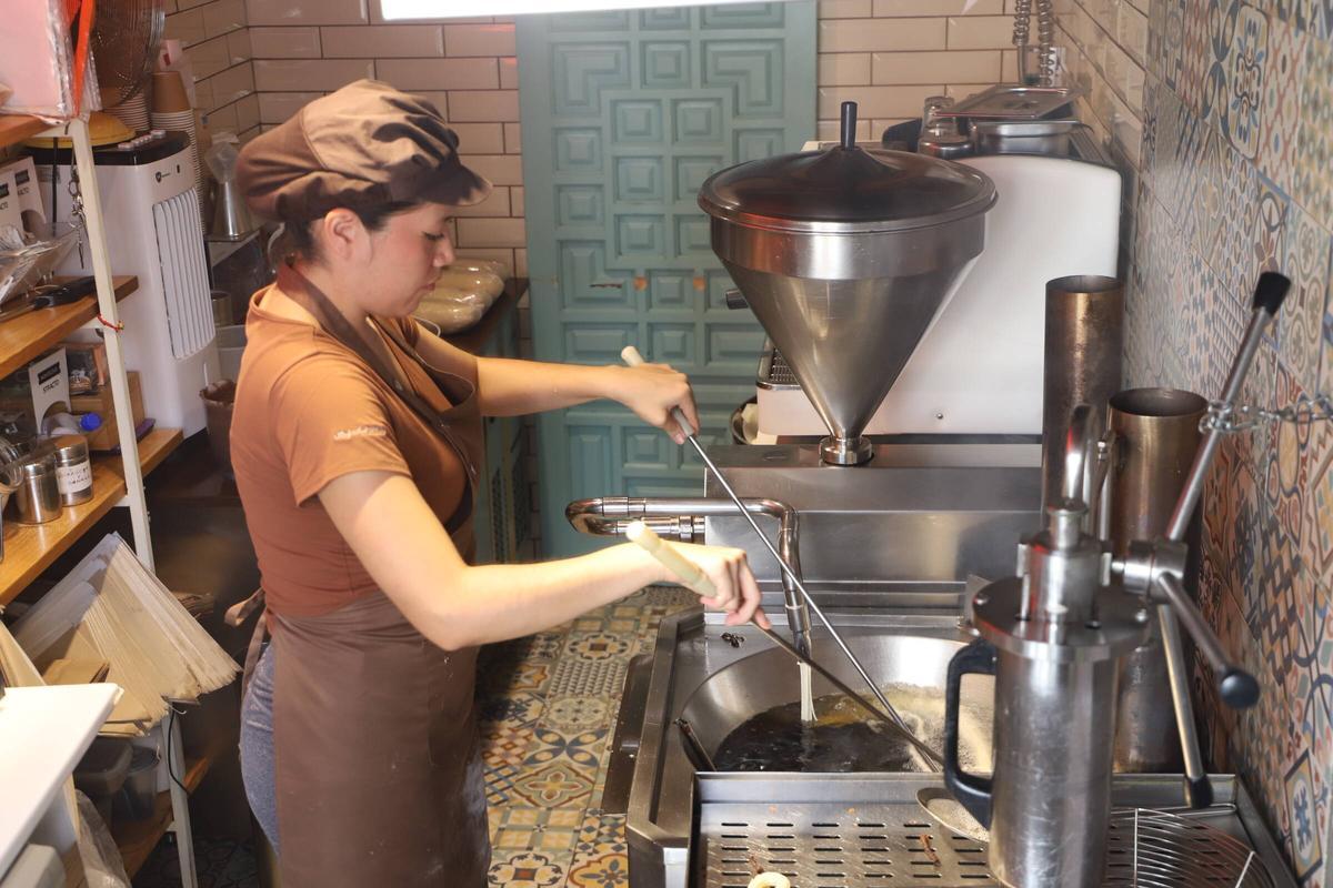 Isabela Portugal prepara jeringos en la churrería de Cardenal González.