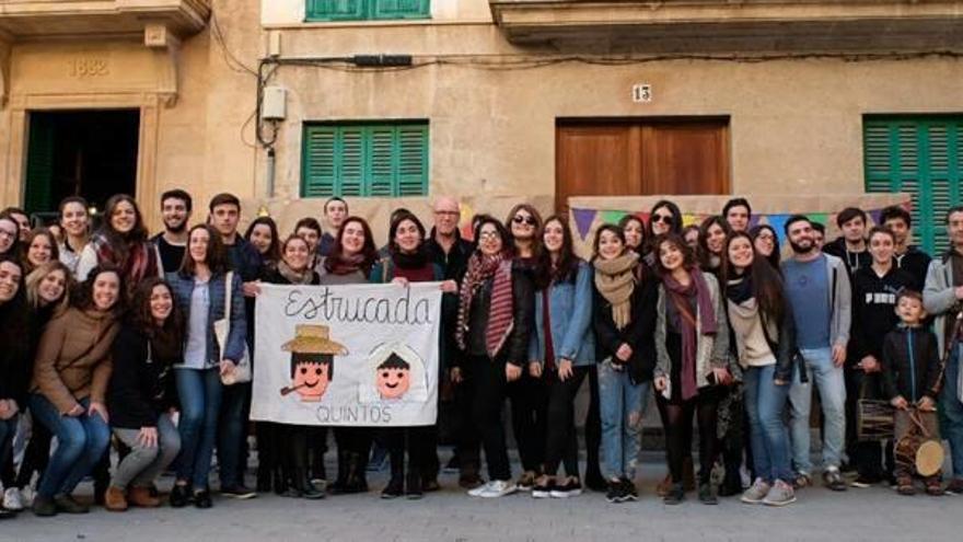 Los jóvenes quintos, músicos y autoridades posaron para la foto de familia en la tarde de ayer, ante la fachada de la casa consistorial, en la plaza de Espanya.