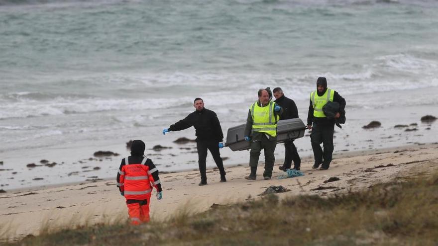 Aparece el cadáver de un hombre en la playa de Raeiros