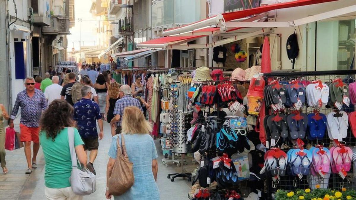 Un dels carrers comercials de l’Escala ple de gent