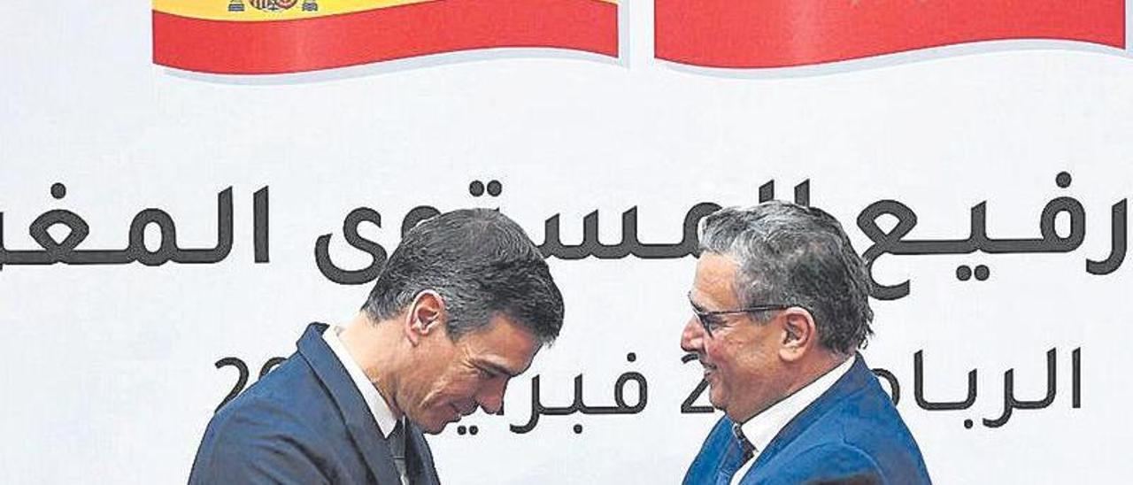 Pedro Sánchez saluda al primer ministro de Marruecos, Akhannouch.