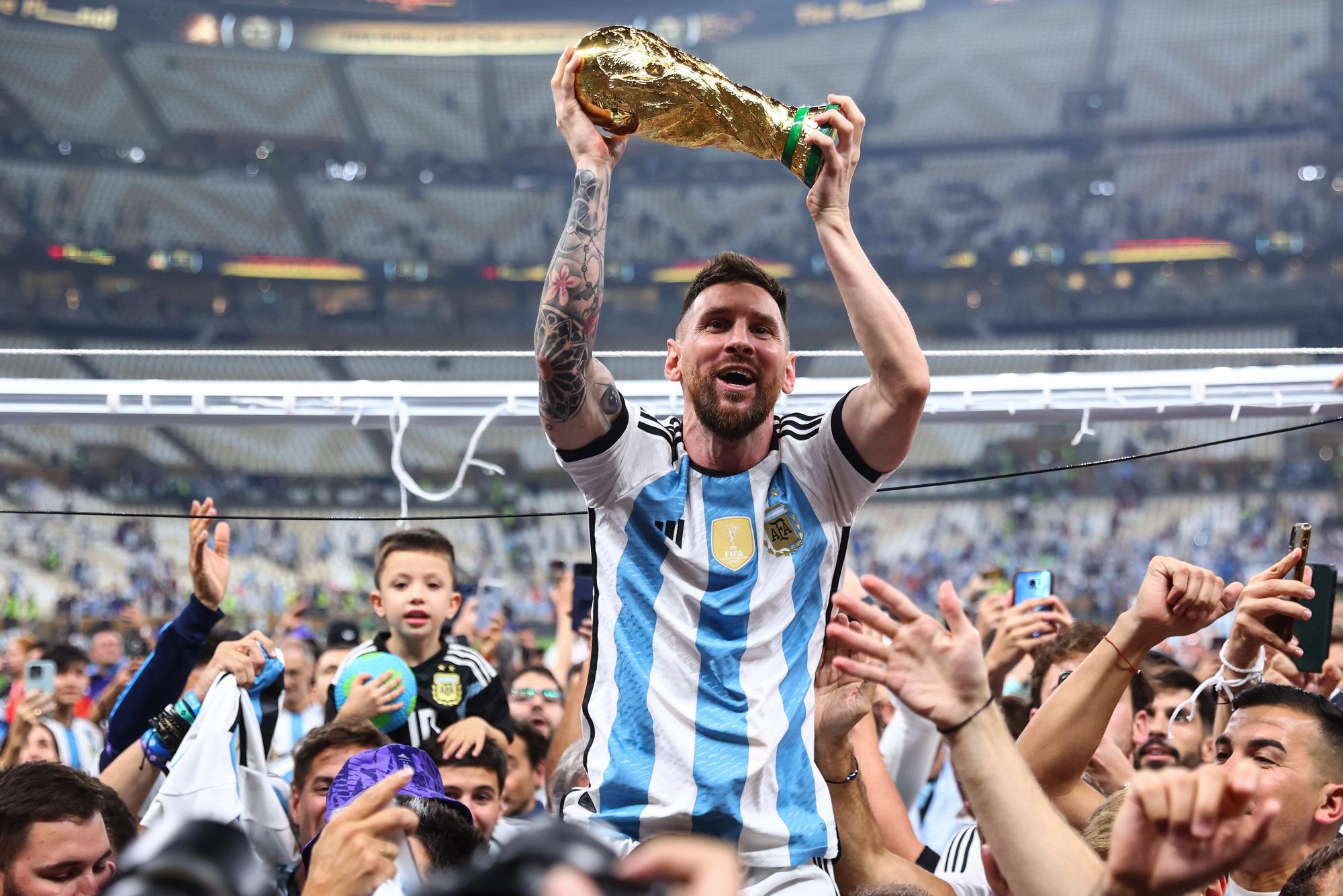 Leo Messi levanta la tercera Copa del Mundo para Argentina.