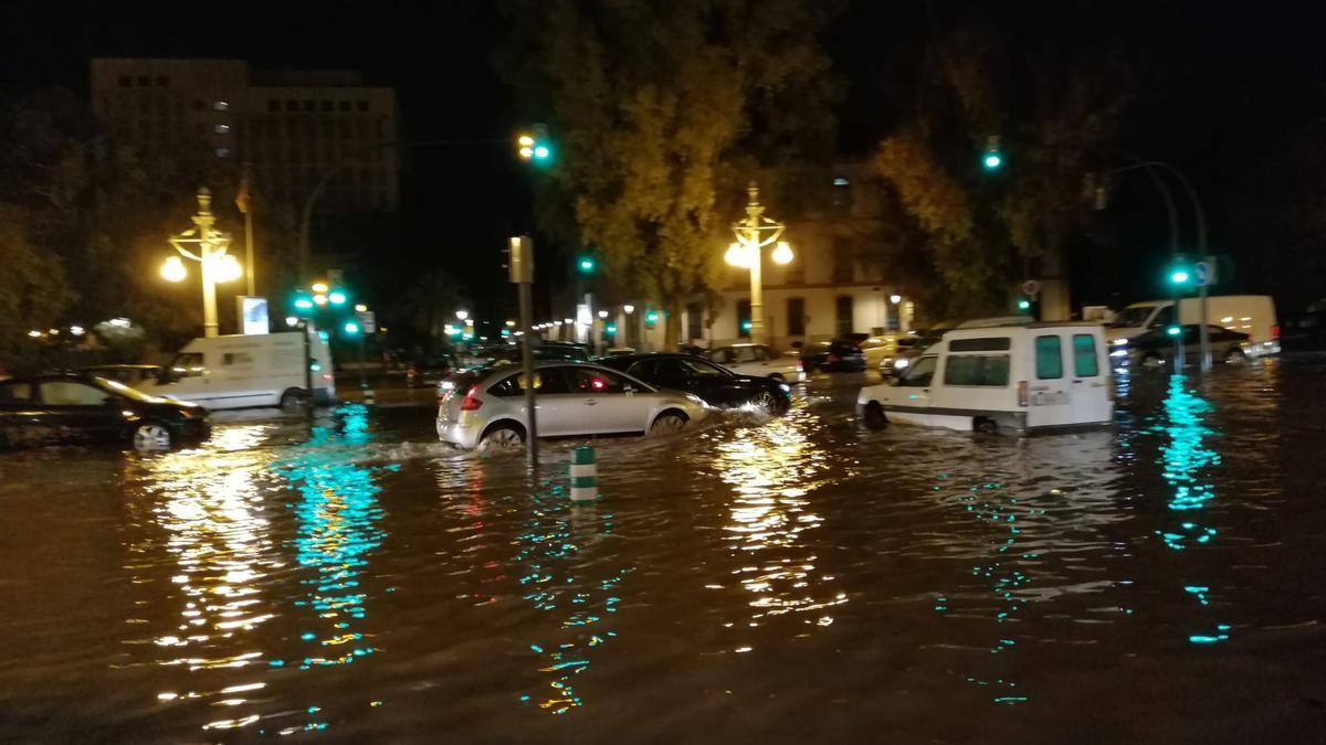 La lluvia colapsa el centro de València