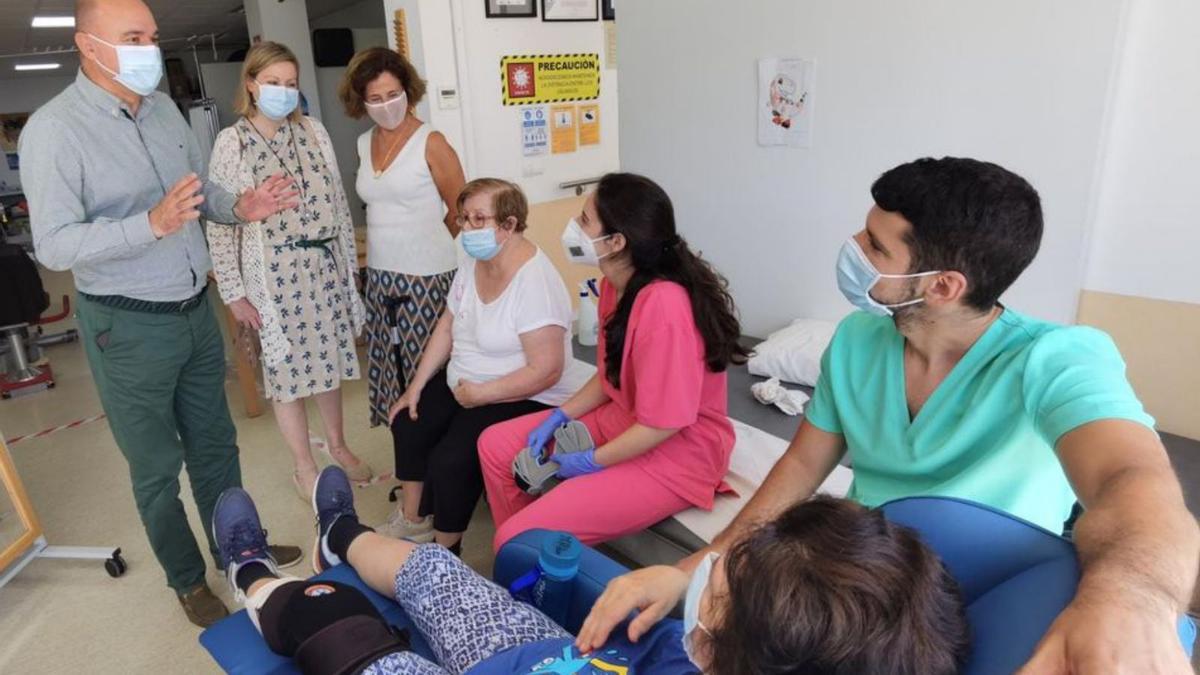 Vicent Marí y Carolina Escandell visitando a los pacientes de la asociación