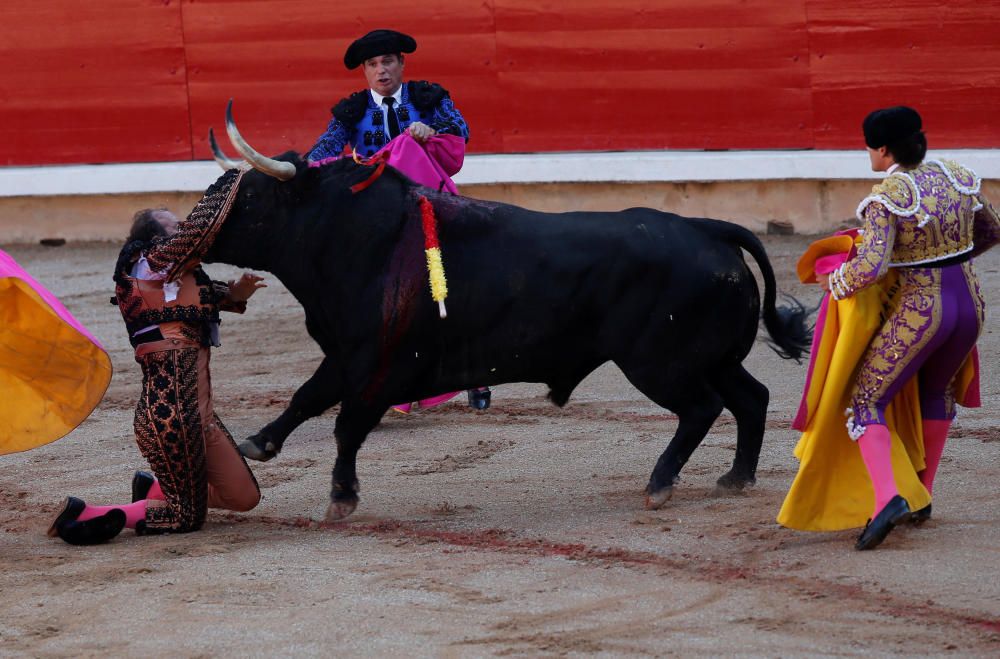 Grave cogida a un banderillero en la plaza de Pamplona