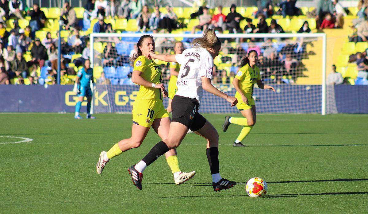 María Macías, autora del 1-0, presiona la salida de balón de la visitante Nazareth Martín.