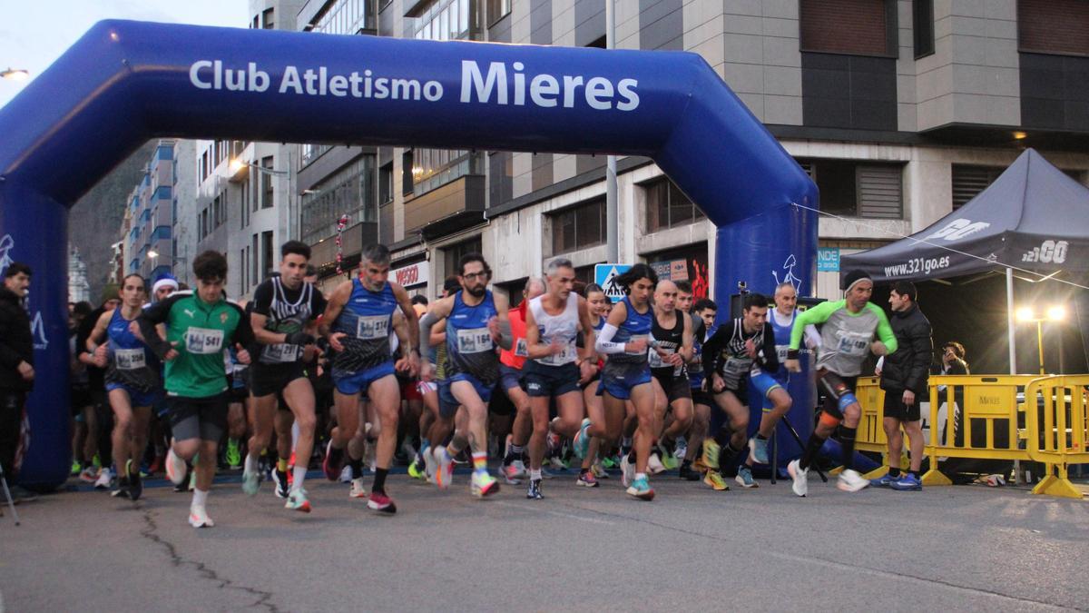 Todas las imágenes de la "San Silvestre" de Mieres: desde los más pequeños hasta los mayores, y con el "Grinch" siempre atento