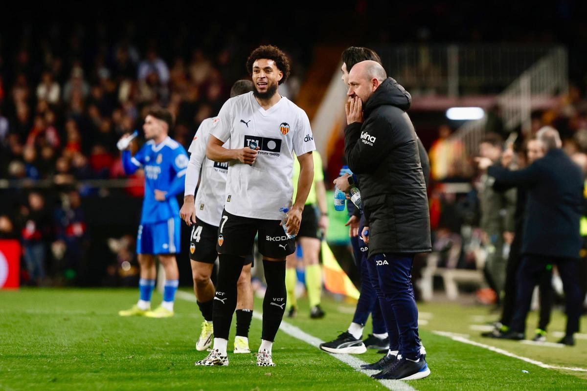 Danjuma recibe instrucciones en la banda durante el partido ante el Madrid