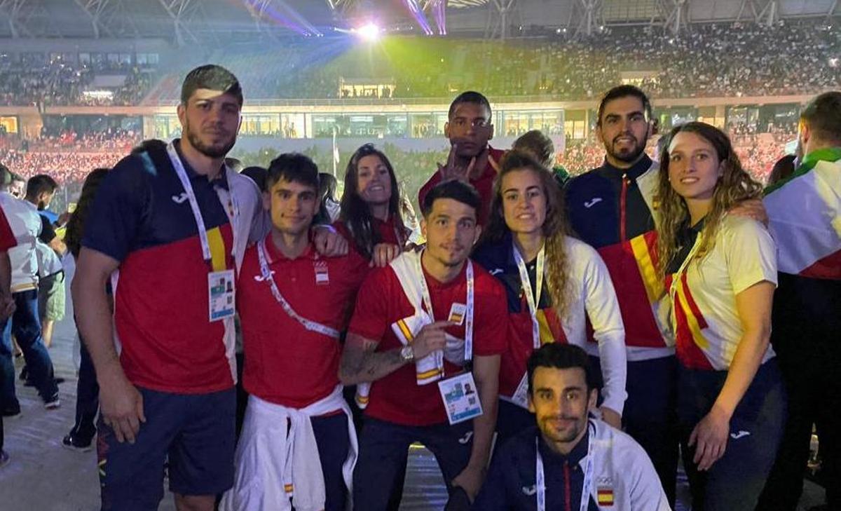 Mari Carmen Madueño, la primera por la derecha, en la ceremonia de inauguración de los Juegos del Mediterráneo.