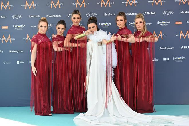 Blanca Paloma y sus 'mujeres' en la alfombra turquesa de Eurovisión 2023
