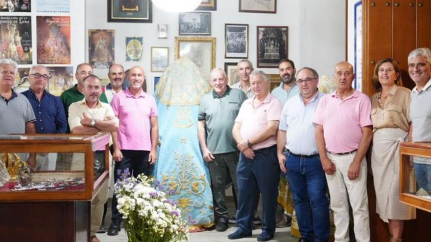 Asistentes a la inauguración de la exposición sobre la Virgen de Luna.