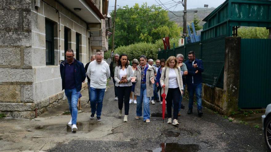 Visita a la zona de ediles, vecinos y representantes de la Diputación, en septiembre. |  Gonzalo Núñez