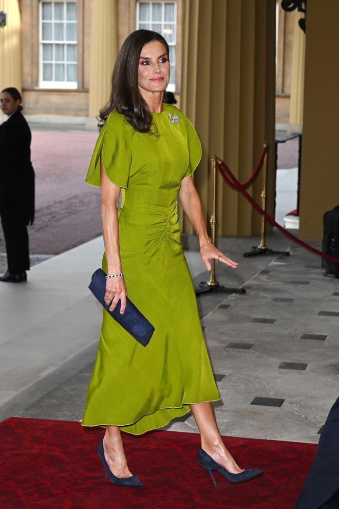 Reina Letizia con vestido de Victoria Beckham en el palacio de Buckingham