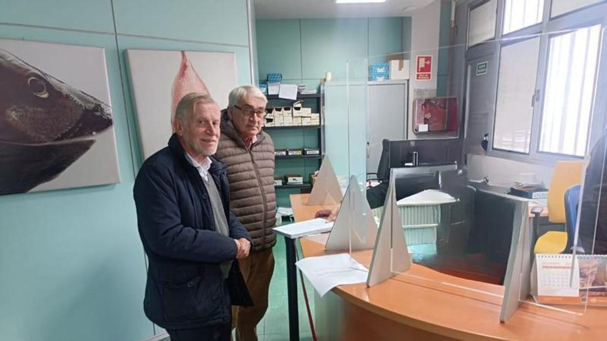 Juan José Corte y Xuan Xosé Sánchez Vicente haciendo entrega de las firmas.