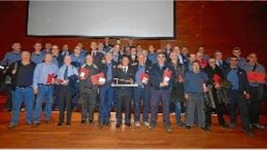 Els bombers de la Regió de Girona que ahir van rebre medalla.