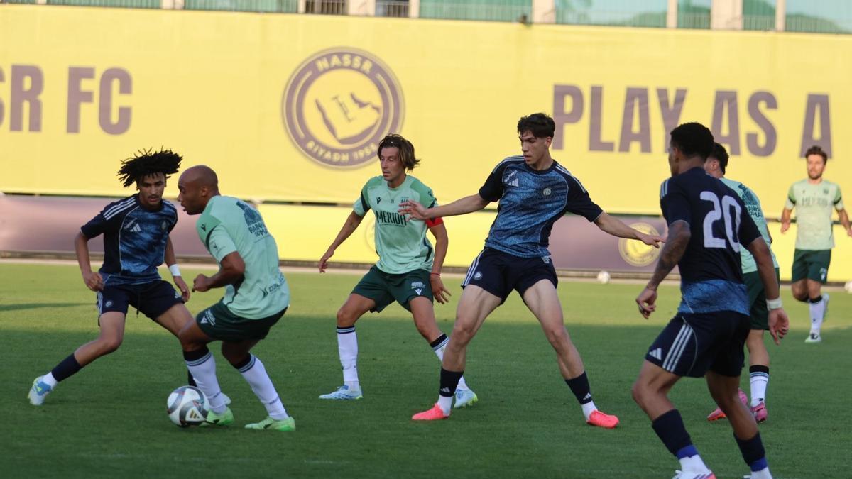 Acción del partido entre el Mérida y el Al-Nassr.
