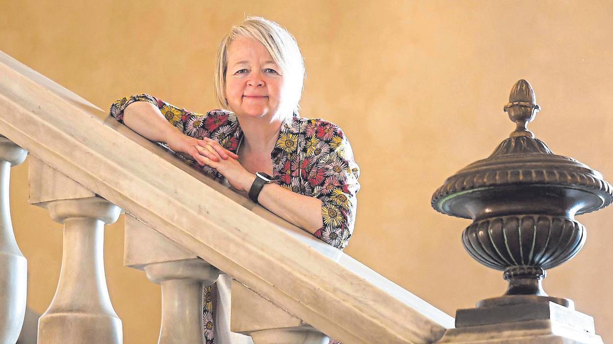 Sarah Waters a l'escalinata de l'hotel Palacio d'Avilés