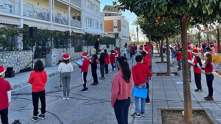 Los niños sorprenden al asilo de ancianos de Alzira | LEVANTE-EMV