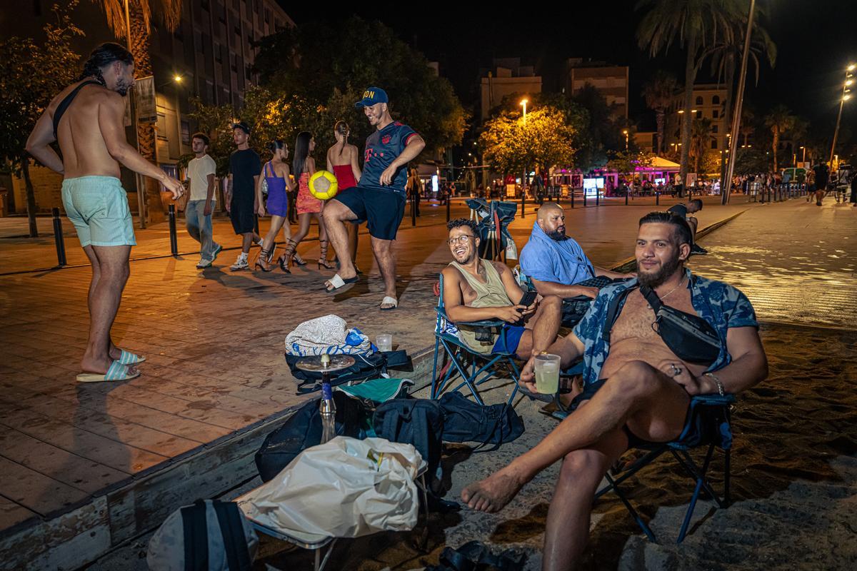 Barcelona 07/07/24 Barcelona. La gente busca refrescarse en el mar y dormir en la playa por las noches calurosas. AUTOR: MANU MITRU