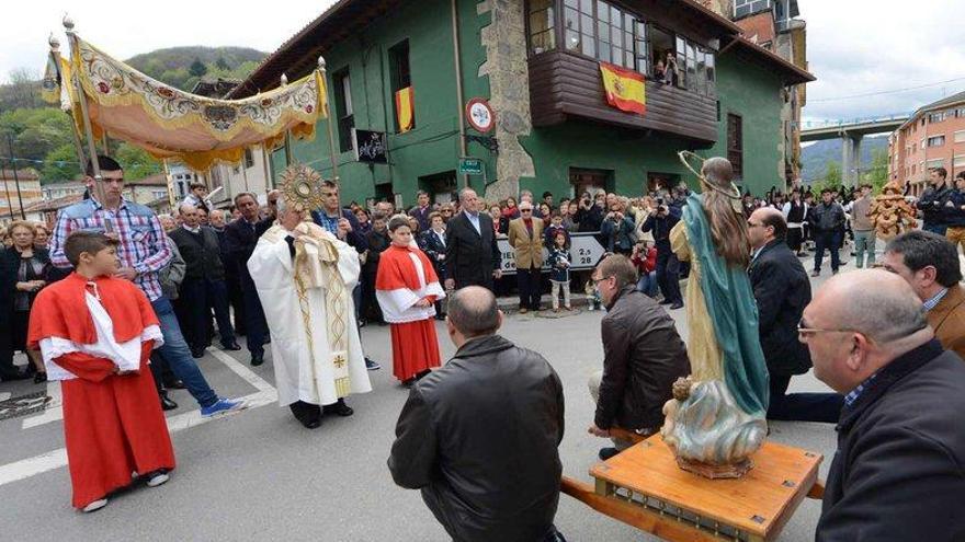 Un momento de la procesión de ayer en Campomanes.