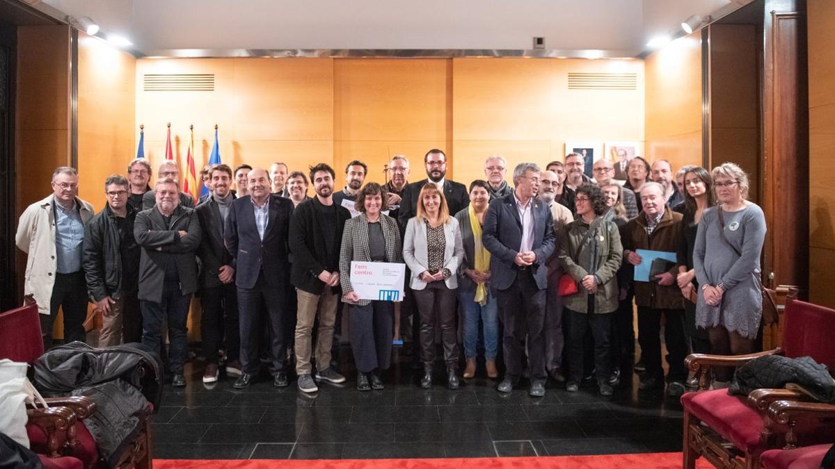 Imagen del 3 de diciembre durante la entrega de premios del concurso de ideas para el centro de Mataró  y el jurado del concurso.