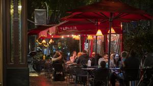 Terraza de un bar restaurante en la calle Diputación de Barcelona