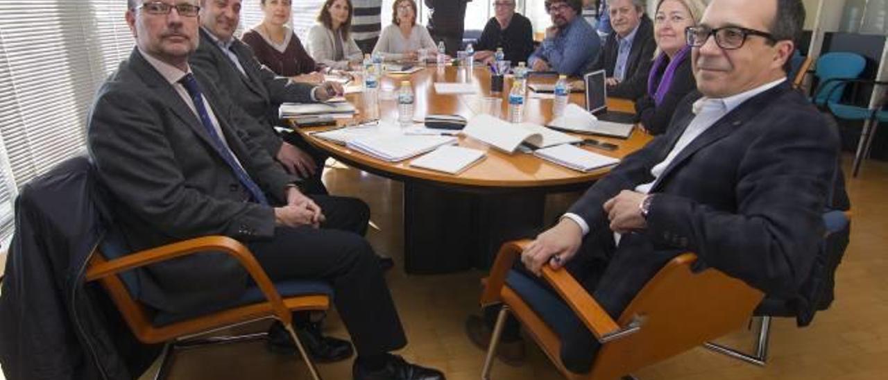Miembros del consejo rector de la Corporación Valenciana de Medios de Comunicación durante una reunión.