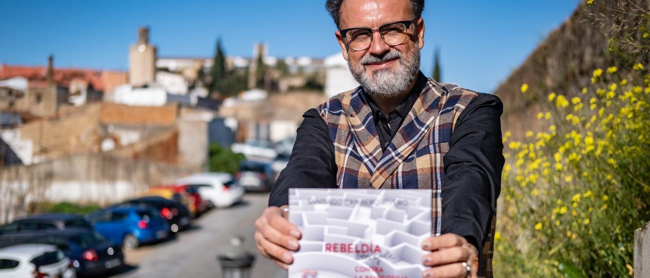 Santiago Cambero, sociólogo de la Uex con su libro &#039;Rebeldía (inteligente) contra la panicofilia&#039;, en Badajoz.