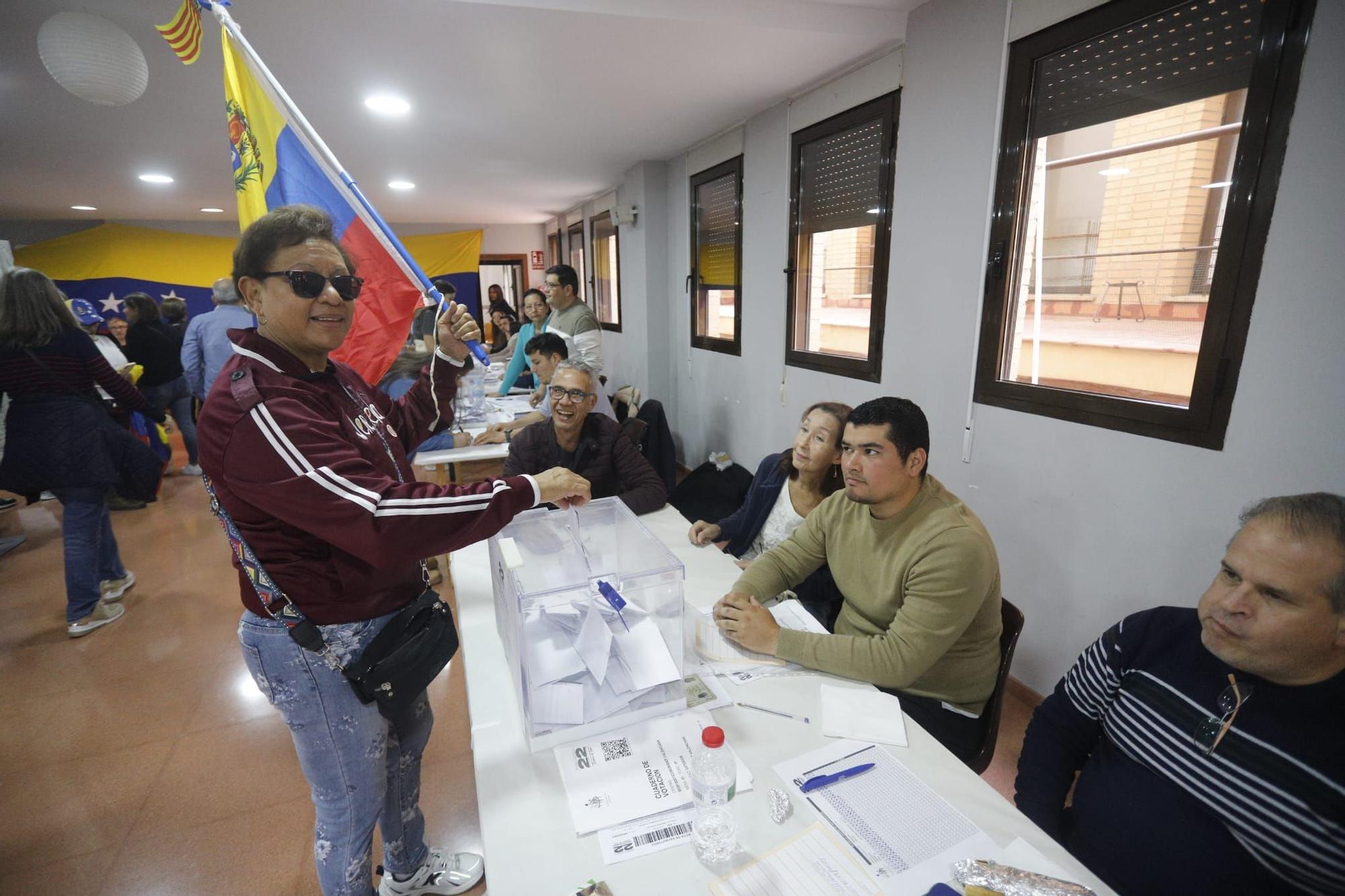 Venezolanos acuden a votar en Valencia las primarias de la oposición