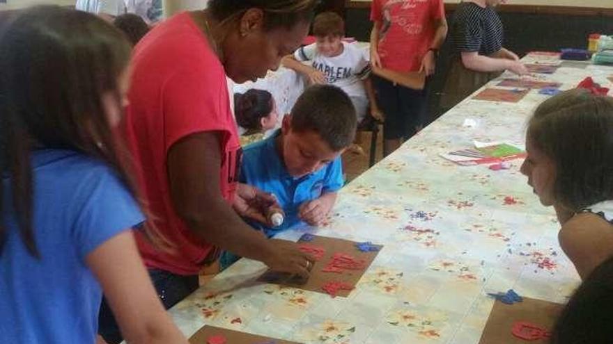 Taller artesanal para los niños de Trabazos.