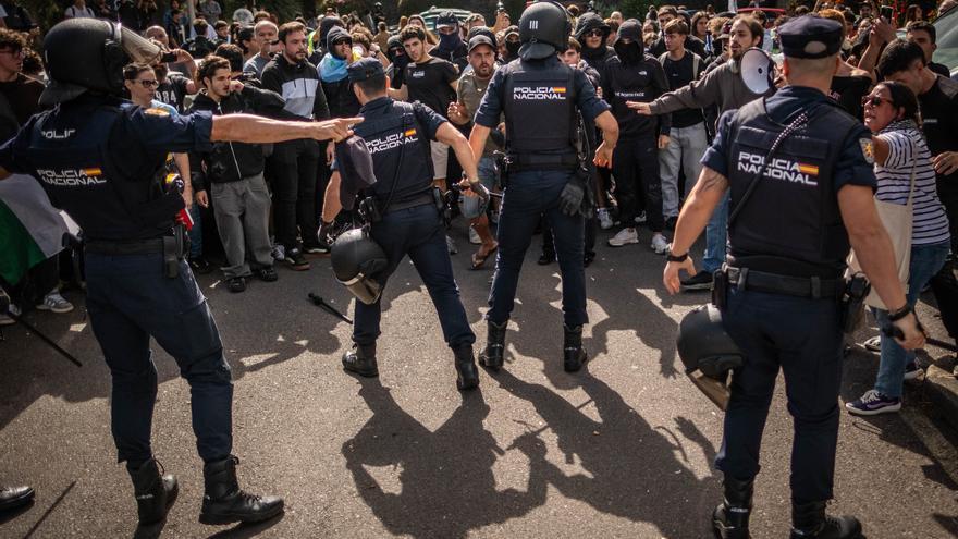 Agentes de la Policía Nacional frente a los manifestantes que se reunieron en contra de la presencia de Vito Quiles en la ULL.